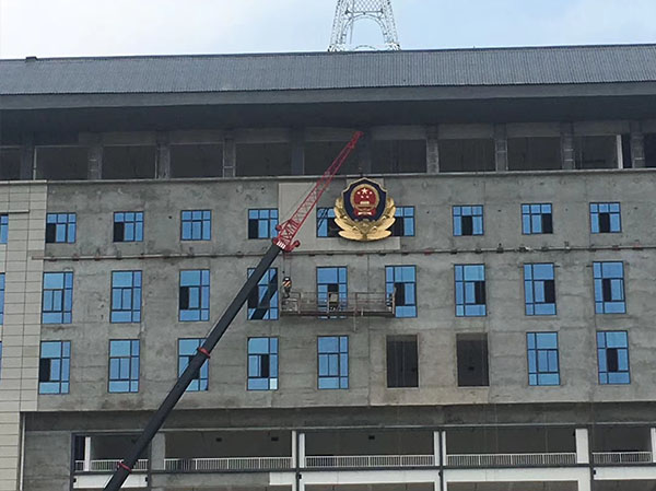 大型警徽安装