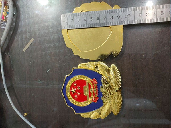 警徽定制的材质对外观的影响