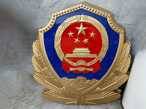 铸铝警徽的颜色和外观如何设计