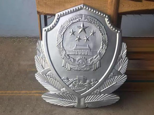 如何提高大型警徽制作的生产效率